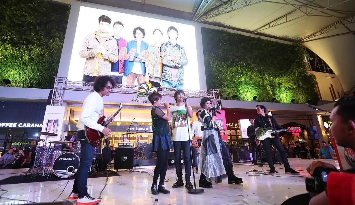 "Kita memang dari awal di Musica terasa sekali kekeluargaannya. Kita baru muncul dibantu Nidji, Peterpan, Letto dan Alhamdulillah sampai kita punya tempat tersendiri di industri ini," ujar Rian d'Masiv usai acara. (Bambang E Ros/Bintang.com)