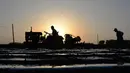 Petani menggunakan traktor menanam kacang tanah di sebuah ladang di Liaocheng, China (19/4). Liaocheng berbatasan dengan ibukota provinsi Jinan di tenggara, Dezhou di timur laut, Tai'an di selatan, provinsi Hebei dan Henan di barat. (AFP Photo/China Out)