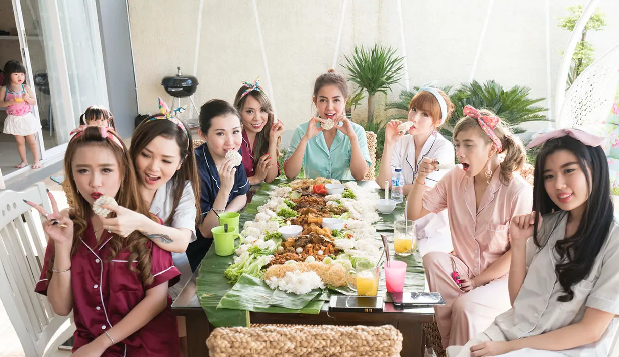 Bella Shofie merupakan salah satu artis yang sering tampil mewah. Beberapa unggahan dalam akun Instagram, bersama geng sosialitanya sering bergaya mewah. (Instagram/bellashofie5292)