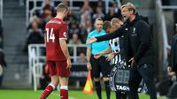 Manajer Liverpool, Jurgen Klopp (kanan) memerlihatkan gestur ke arah gelandang The Reds, Jordan Henderson, pada laga kontra Newcastle United, di Stadion St James Park, Minggu (1/10/2017) malam WIB. Liverpool ditahan Newcastle United dengan skor 1-1.  (AFP