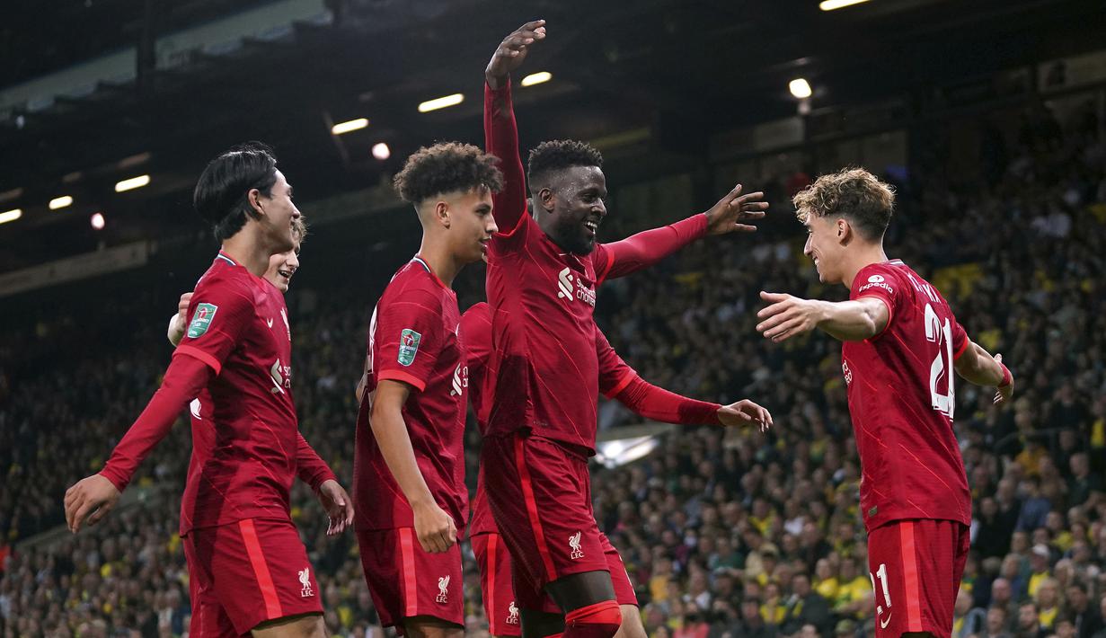 Liverpool mencetak gol kedua pada menit ke-50. Tandukan Divock Origi usai menerima umpan Kostas Tsimikas bersarang di pojok kiri gawang Angus Gunn. Liverpool 2, Norwich 0. (PA via AP/Joe Giddens)