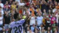 Striker Real Madrid, Vinicius Junior memberi kode dengan dua jari tangannya kepada para suporter Valencia yang terus mengejeknya dengan ejekan rasis setelah ia dikartu merah pada laga pekan ke-35 Liga Spanyol 2022/2023 di Mestalla Stadium, Valencia, Senin (22/5/2023) dini hari WIB. (AP Photo/Alberto Saiz)