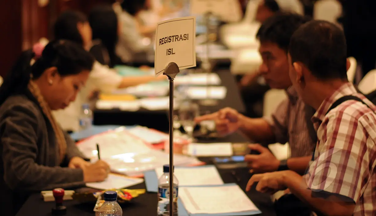 Kesibukan panitia saat melakukan registrasi peserta Kongres Luar Biasa PSSI 2015 di Hotel JW Marriot, Surabaya, Jawa Timur, Jumat (17/4/2015). Kongres akan memilih Ketua Umum PSSI periode 2015-2019. (Liputan6.com/Helmi Fithriansyah)