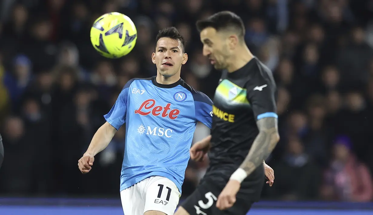 Pemain Napoli, Hirving Lozano berebut bola dengan pemain Lazio, Matias Vecino, pada laga Liga Italia di Stadion Diego Armando Maradona, Sabtu (4/3/2023). Hasil ini merupakan kekalahan kedua Napoli sepanjang Liga Italia musim 2022/2023. Sebelumnya, Napoli cuma kalah dari Inter Milan pada Januari lalu. (Alessandro Garofalo/LaPresse via AP)