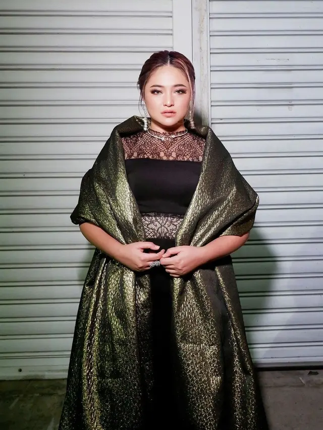 Marshanda tampak tegas dan elegan dengan penampilannya (Instagram/ marshanda99)