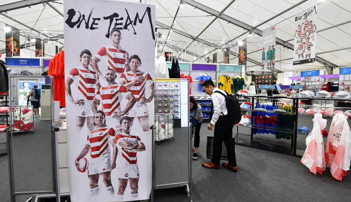 Seorang pria mencari aksesoris rugby di Rugby World Cup 2019 Megastore di distrik Shinjuku yang ramai di Tokyo (8/10/2019). Rugby World Cup diselenggarakan dari 20 September hingga 2 November 2019. (AFP Photo/Kazuhiro Nogi)