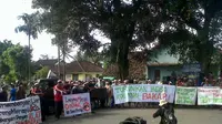 Warga Merapi blokir jalan untuk penambang pasir. (Liputan6.com/Fathi Mahmud)