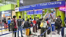 Suasana pemeriksaan tiket kereta api di Stasiun Gambir Jakarta Pusat. (Dok Kementerian Perhubungan)