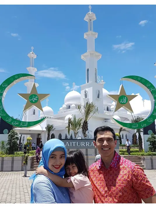 Adrian mengambil keputusan besar setelah 19 tahun berkarier di dunia hiburan di Tanah Air pada Juni 2016. Sebelum keputusan tersebut diambil, pemain film Issue ini sudah punya ancang-ancang sejak 2010 silam. (Instagram/dessyilsanty)