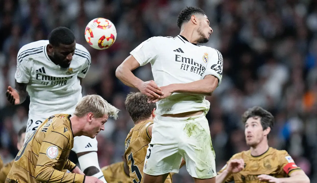 Los Blancos pun berhasil melangkah ke final Copa del Rey 2024/2025 setelah menang agregat dengan skor 5-4. (AP Photo/Bernat Armangue)