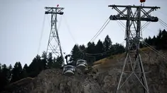 Serangkaian kereta gantung macet dan terjebak di jalur Mont Blanc, Pegunungan Alpen, Kamis (8/9). Sedikitnya 33 turis terpaksa bermalam di atas kereta gantung yang mendadak berhenti di ketinggian lebih dari 3.000 meter. (AFP PHOTO/Jean-Pierre CLATOT)