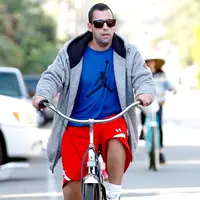 Adam Sandler terlihat satai bersepeda di Malibu nih! (4CRNS / BACKGRID/USMagazine)