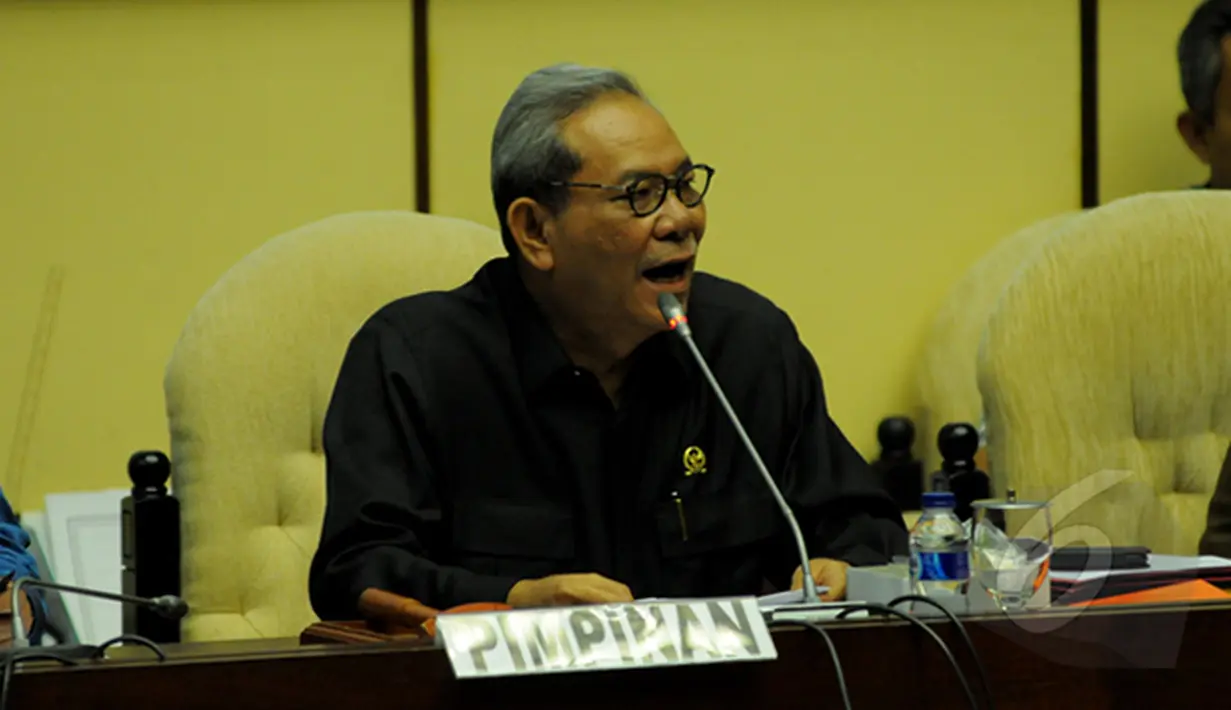 Ketua Komisi II DPR Rambe Kamarul Zaman berbicara saat rapat kerja komisi II DPR RI di Gedung DPR, Senayan,  Jakarta, Jumat (16/1/2015). (Liputan6.com/Faisal R Syam)