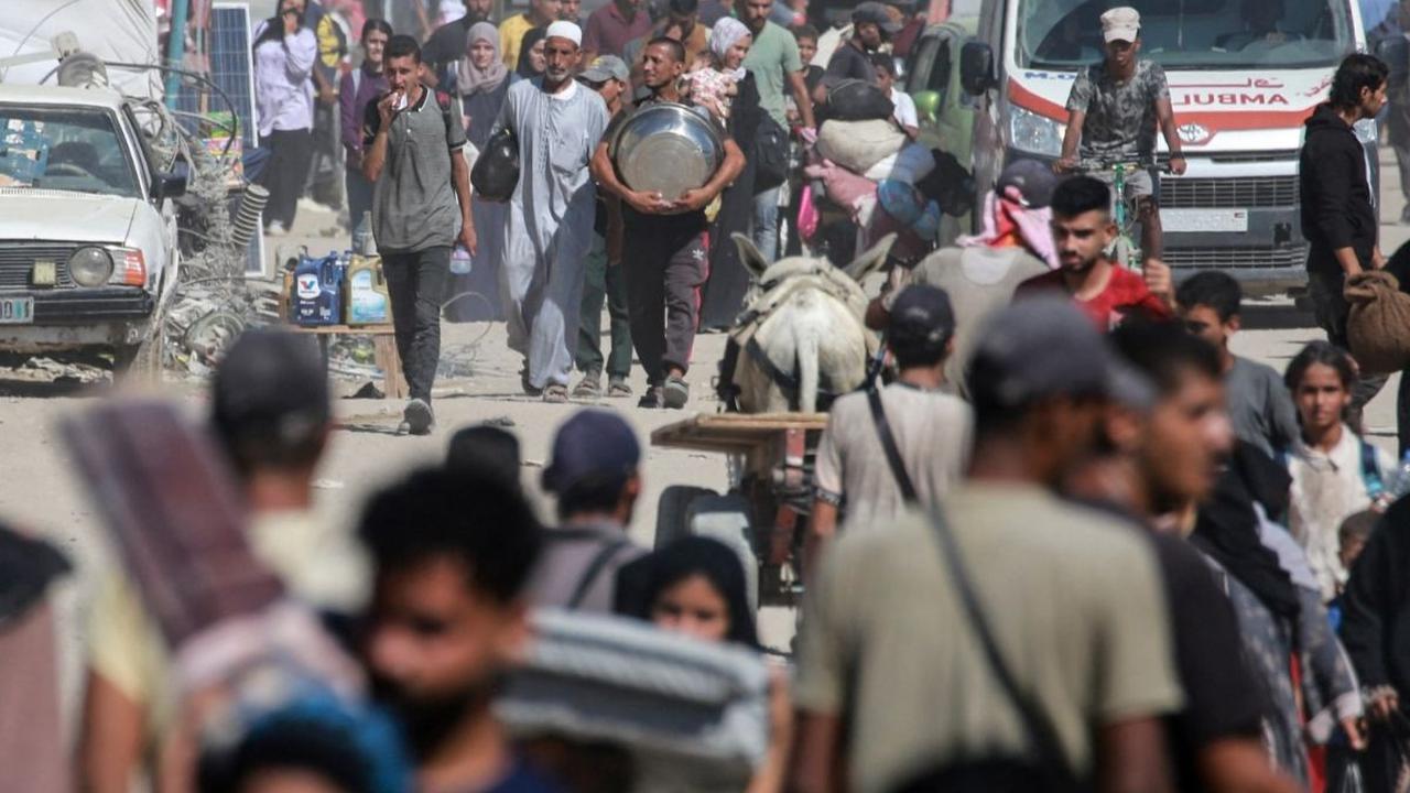Mereka dipaksa mengungsi oleh rezim zionis setelah tentara Israel mengeluarkan perintah evakuasi baru untuk beberapa bagian kota di Jalur Gaza selatan. Foto: Bashar TALEB / AFP