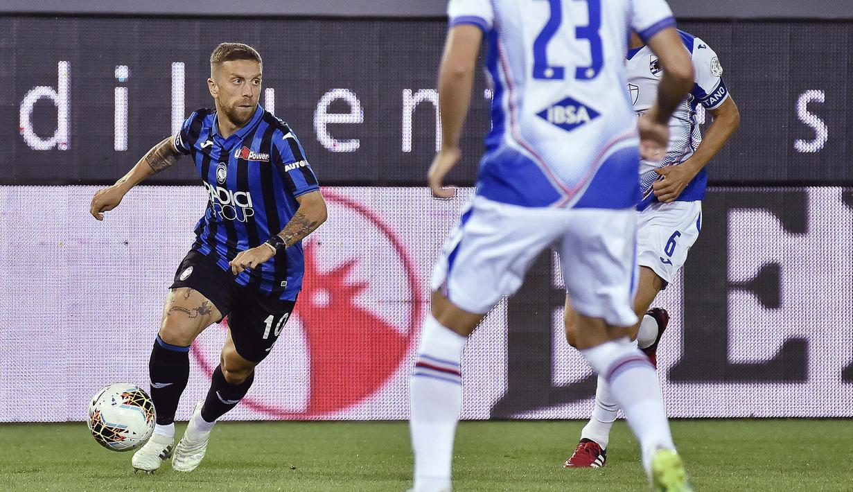 Penyerang Atalanta, Papu Gomez, menggiring bola saat menghadapi Sampdoria pada laga lanjutan Serie A pekan ke-31 di Gewiss Stadium, Kamis (9/7/2020) dini hari WIB. Atalanta menang 2-0 atas Sampdoria.(Gianluca Checchi/LaPresse via AP)