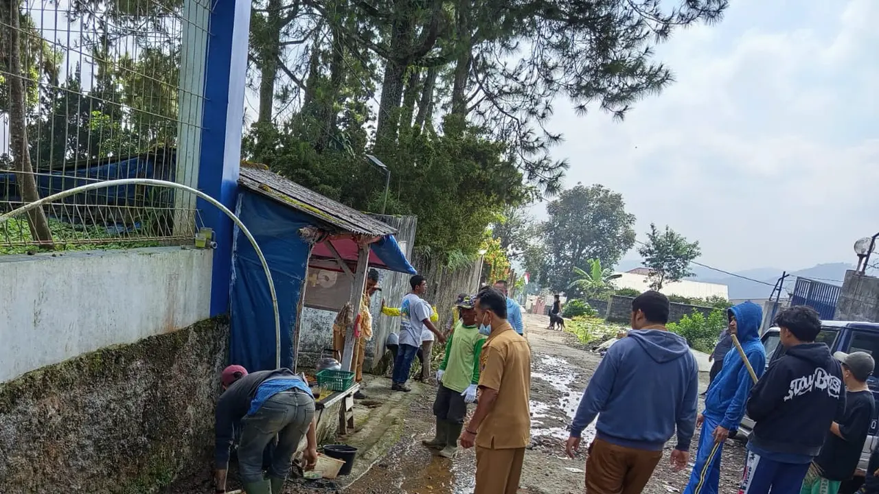PT Daya Mas Geopatra Pangrango menggelar aksi gotong royong lobaan