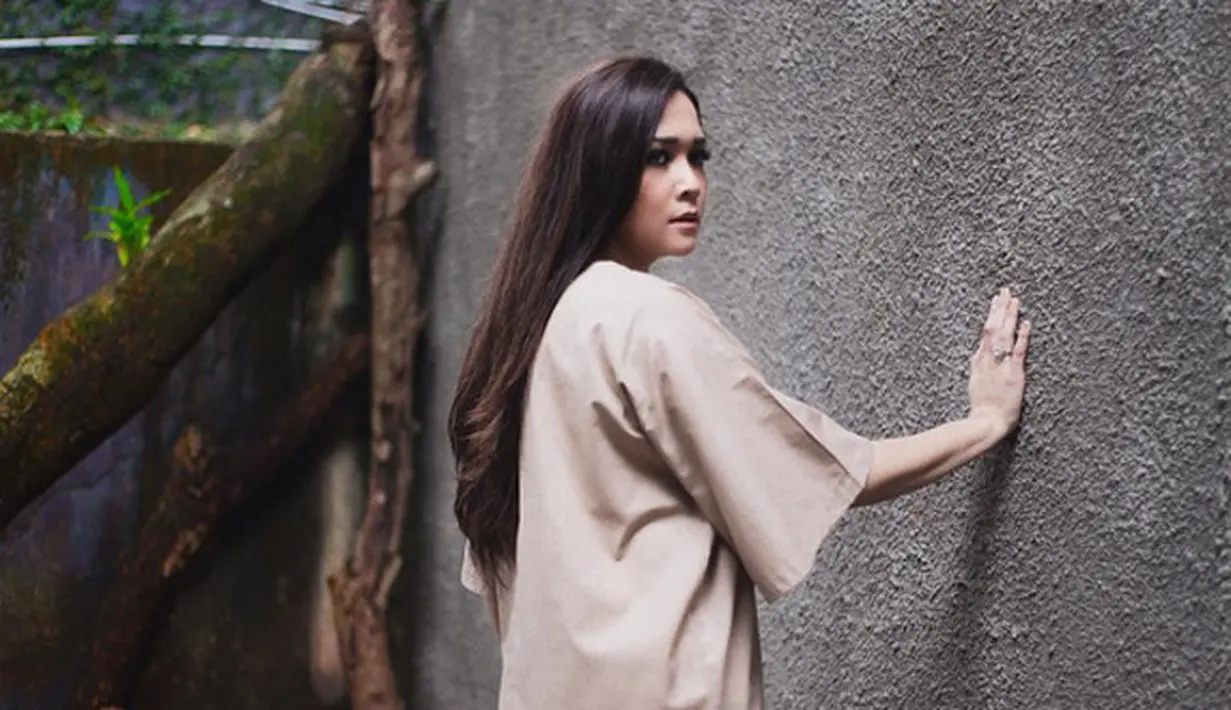 Kumpul kebo bukan berarti dua orang yang tidak menikah hidup bersama, melainkan kumpul bersama kerbau. Kerbau bahasa jawanya kebo. Beragam reaksi pengikut Maia menanggapi status tersebut. 74,879 memberikan likes. (Instagram/maiaestiantyreal)