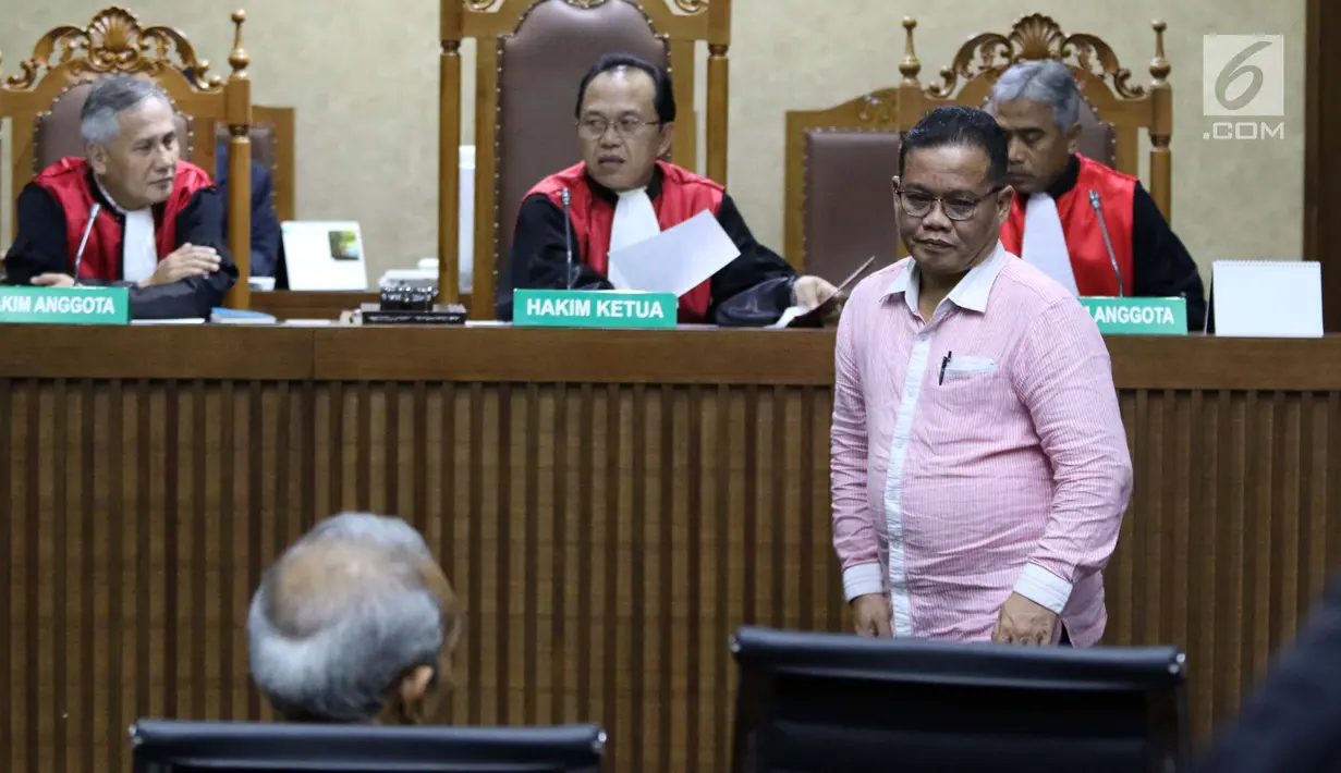 Anggota DPRD Sumut 2009-2014 Abu Bokar Tambak saat menjalani sidang dakwaan di Pengadilan Tipikor, Jakarta, Rabu (20/2). Enda Mora Lubis didakwa menerima suap dari mantan Gubernur Sumut, Gatot Pujo Nugroho (Liputan6.com/Helmi Fithriansyah)