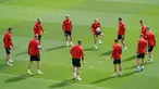 Para pemain timnas Polandia mengambil bagian dalam sesi Latihan mereka di Arena Gdansk di Gdansk, Minggu (13/6/2021). Pertandingan pembuka Grup E Euro 2020 akan mempertemukan timnas Polandia vs timnas Slovakia di Stadion Krestovsky pada Senin (14/6) WIB. (JANEK SKARZYNSKI/AFP)