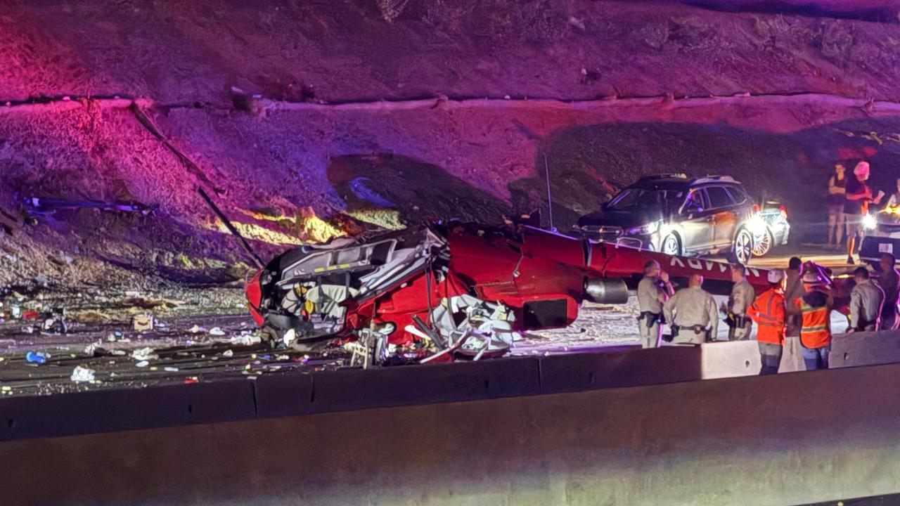 FOTO: Helikopter Jatuh di Jalan Tol, Tiga Kru Luka Parah