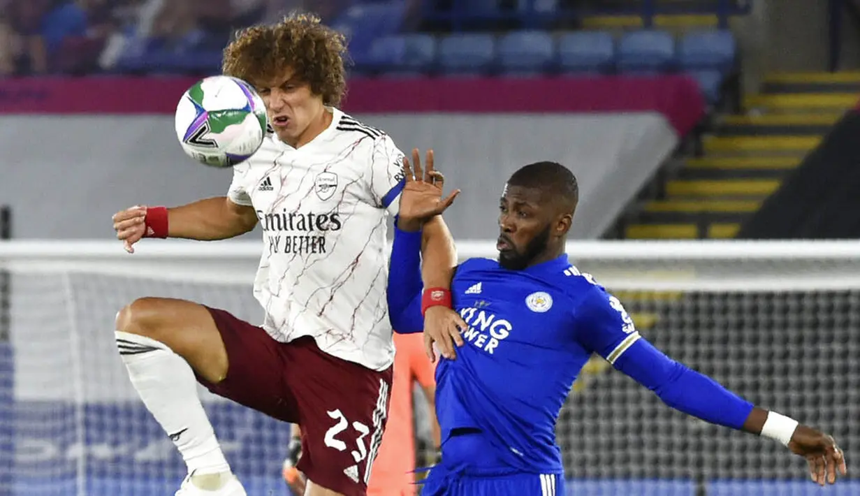 Bek Arsenal, David Luiz, berebut bola dengan pemain Leicester City, Kelechi Iheanacho, pada laga Piala Liga Inggris di Stadion King Power, Kamis (24/9/2020). Arsenal menang dengan skor 2-0. (AP Photo/Rui Vieira, Pool)