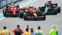 Pembalap McLaren, Lando Norris bersama Oscar Piastri menyapa para penonton disusul pembalap Ferrari, Charles Leclerc dan Lewis Hamilton (kiri) serta pembalap Mercedes, George Russell dan Kimi Antonelli saat melakukan parede mobil lego sebelum balapan Formula 1 GP Miami 2025 yang berlangsung di Sirkuit Autodromo, Miami, Florida, Minggu (04/05/2025) waktu setempat. (AFP/Hector Vivas)