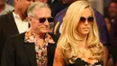 Hugh Hefner dan Kendra Wilkinson menghadiri final NBA 2008 LA Lakers dan Boston Celtics 2008 di Staples Center, Los Angeles, California 10 Juni 2008. Wilkinson merupakan wanita yang diprioritaskan Hefner di Playboy. (Photo by Jed Jacobsohn/Getty Images)