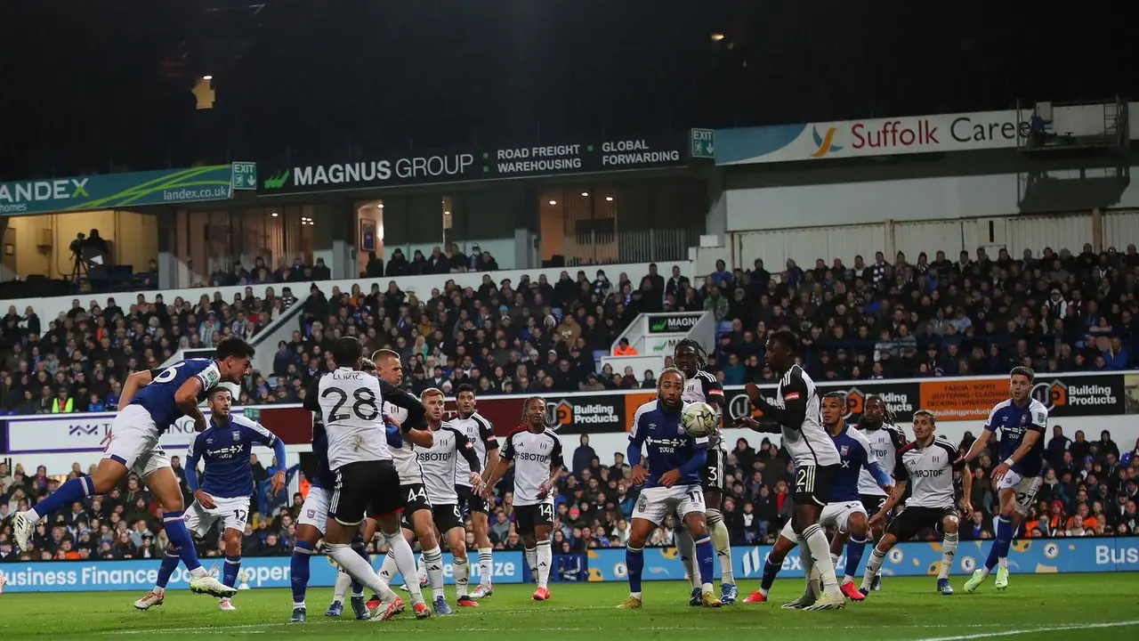 Bek Ipswich Town, Elkan Baggott mencetak gol ke gawang Fulham.