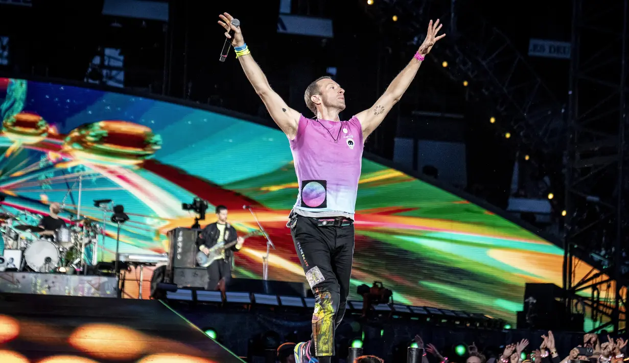 <p>Vokalis Coldplay, Chris Martin tampil di Stadion Parken di Kopenhagen, Denmark, Rabu 5 Juli 2023. (Mads Claus Rasmussen/Ritzau Scanpix via AP)</p>