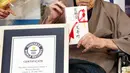 Masazo Nonaka dari Jepang (kanan) menerima sertifikat Guinness World Records sebagai pria tertua di dunia, di pulau Hokkaido, Selasa (10/4). Masazo Nonaka menerima sertifikat dalam sebuah upacara di rumahnya sendiri. (Masanori Takei/Kyodo News via AP)