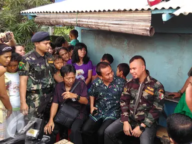 Musisi Ahmad Dhani mendatangi lokalisasi Kalijodo, Penjaringan, Jakarta, Senin (15/2). Bakal calon gubernur DKI Jakarta itu mengenakan seragam loreng Banser saat blusukan ke kawasan esek-esek yang terancam digusur Pemprov DKI tersebut (Foto : Muslim AR)