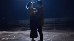 Tiara Andini dan Alshad Ahmad sepakat untuk menjalin hubungan asmara sejak awal Februari 2022 lalu. Lagu janji setia inilah yang memberikan keduanya komitmen untuk tetap bersama, baik lewat pekerjaan atau liburan. (Liputan6.com/YouTube/Tiara Andini)