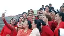 Hari yang sama dengan pidato kenegaraan Presiden Jokowi, Krisdayanti bersama Puan Maharani dan sejumlah sahabat politikus melakukan swafoto di gedung DPR RI, Senayan, Jakarta. Mencermati sejumlah foto yang diunggah pemilik album Sayang dan Cahaya di akun Instagram terverifikasinya, para perempuan hebat ini memanfaatkan atap kura-kura sebagai latar berswafoto. (Foto: Dok. Instagram @krisdayantilemos)