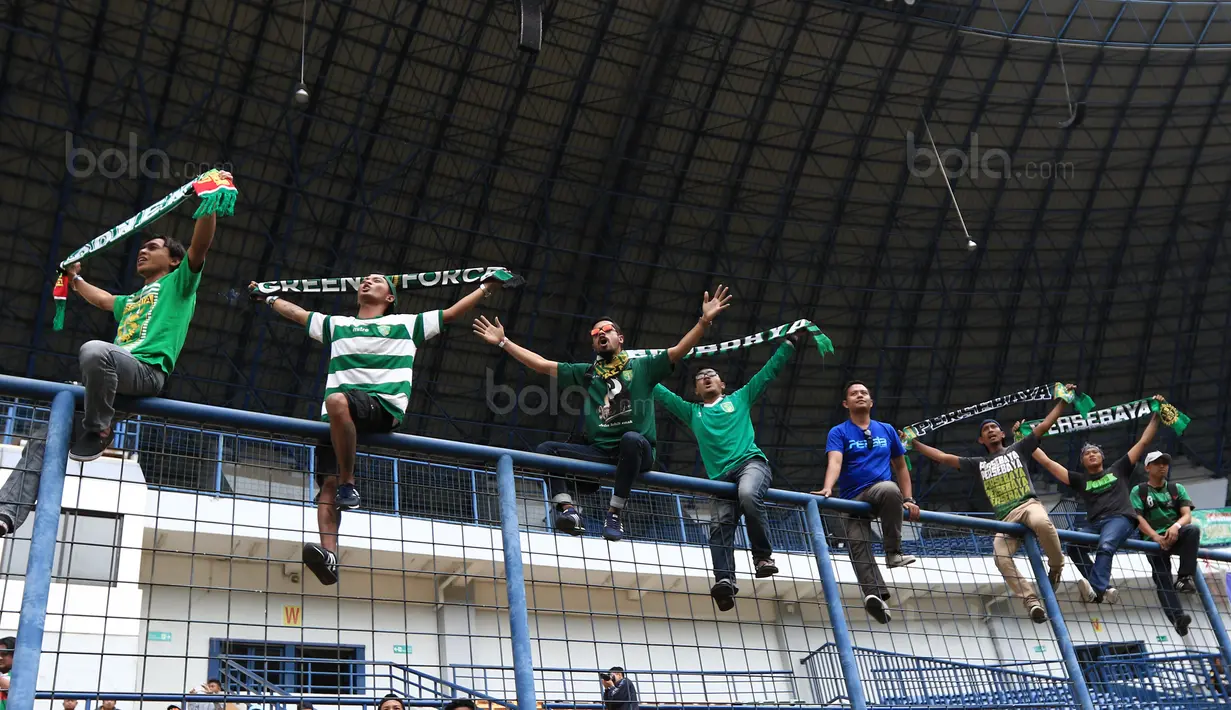 Aksi Bonek menyambut timnya Persebaya Surabaya melawan PSPS Riau pada laga 8 Besar Liga 2 Grup Y di Stadion GBLA, Bandung, Sabtu (18/11/2017). Persebaya Menang 1-0. (Bola.com/Nicklas Hanoatubun)