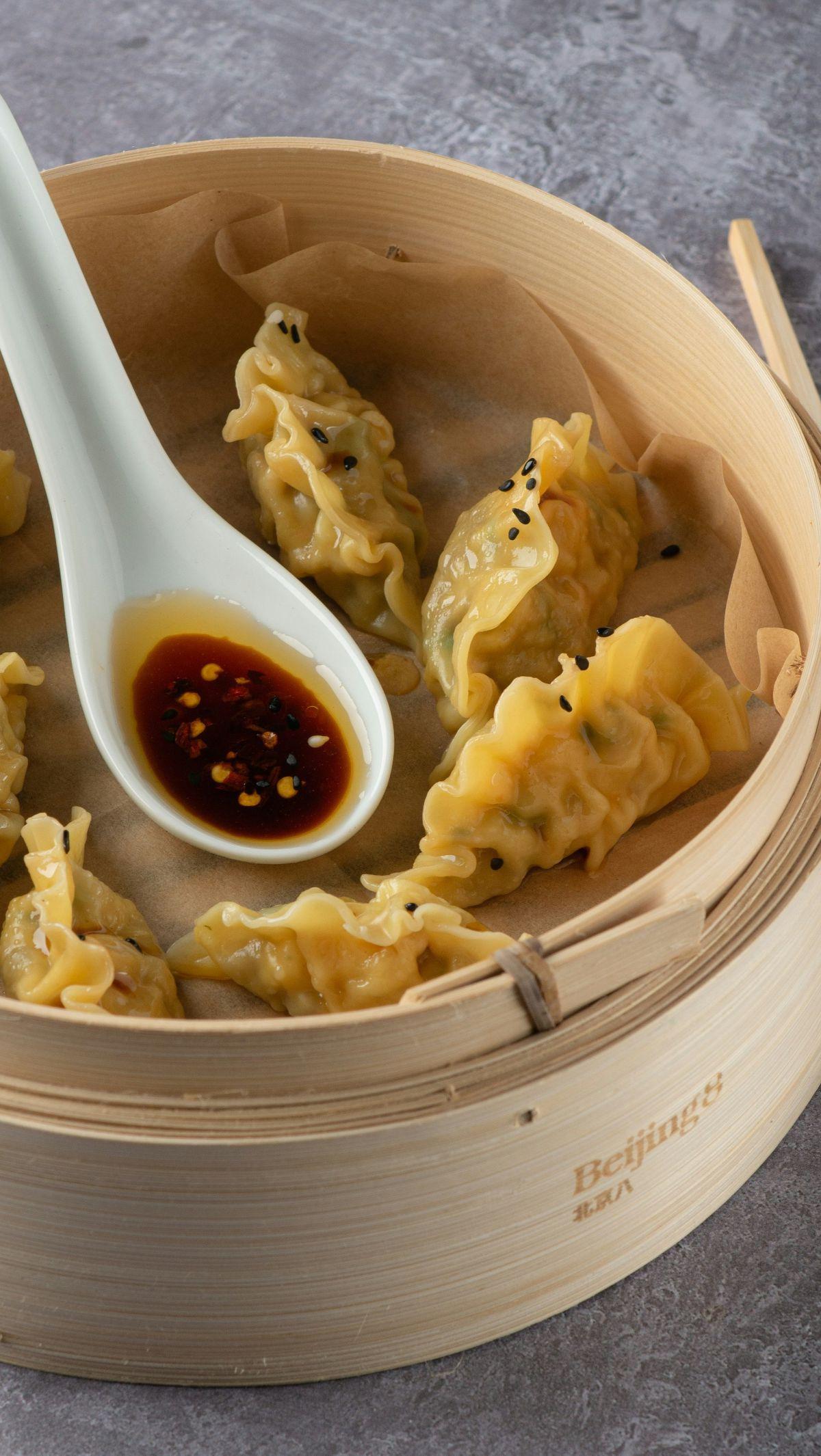 Wonton merupakan makanan khas masyarakat Tionghoa yang termasuk dalam kategori camilan atau makanan ringan. Resep wonton dibuat dari daging cincang yang dibungkus dengan kulit pangsit tepung terigu yang bercita rasa gurih. Wonton dikukus hingga matang kem