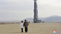 Pemimpin Korea Utara Kim Jong-un, kanan, dan putrinya memeriksa lokasi peluncuran rudal di Bandara Internasional Pyongyan Jumat18 November 2022. (Korean Central News Agency/Korea News Service via AP)