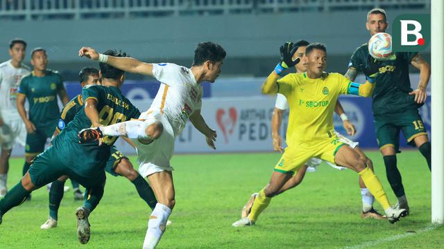 Foto: Duel Alot Aji Kusuma Vs Syahrul Trisna dalam Laga Imbang antara Persikabo 1973 Melawan Persija di BRI Liga 1 2023/2024