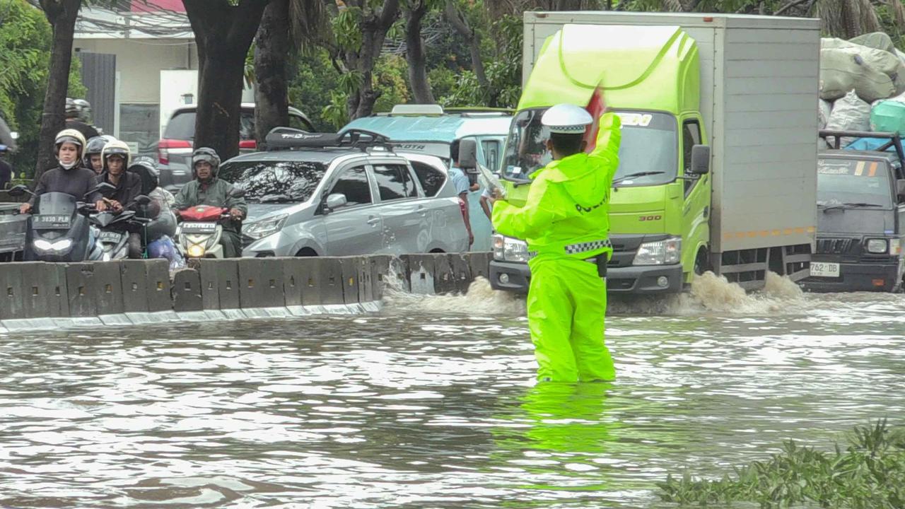 FOTO: Banjir Rendam Jalan Daan Mogot Lalu Lintas Tersendat