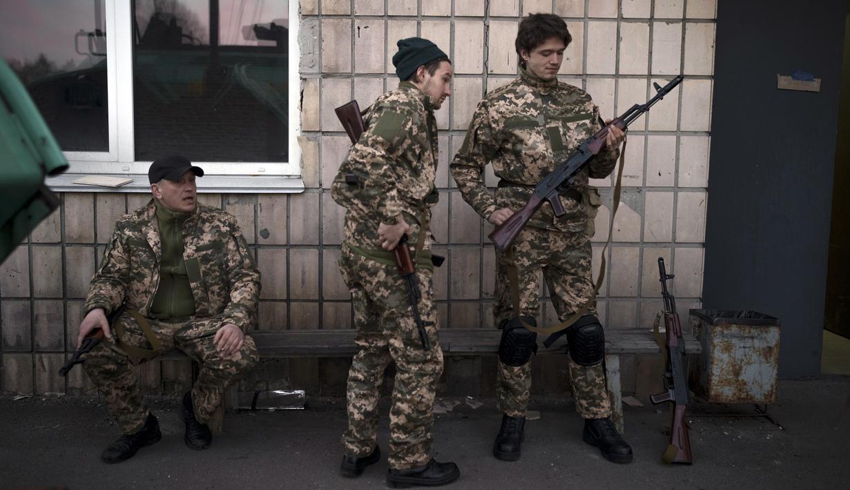 Relawan sipil menghadiri kamp pelatihan Pasukan Pertahanan Teritorial Ukraina di Brovary, timur laut Kiev, Ukraina, Senin (21/3/2022). (AP Photo/Felipe Dana)