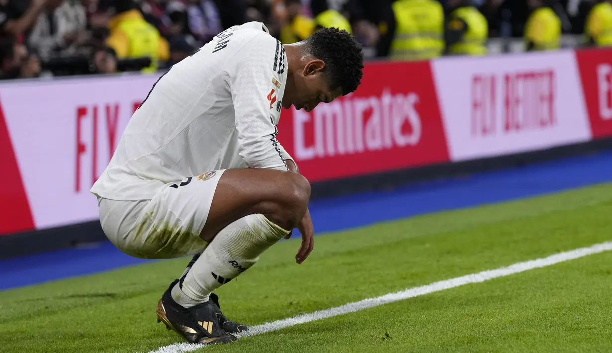 Pemain Real Madrid, Jude Bellingham tertunduk lesu saat laga lanjutan Liga Spanyol 2024/2025 melawan Barcelona di Santiago Bernabeu, Madrid, Spanyol, Minggu (27/10/2024) WIB. (AP Photo/Manu Fernandez)