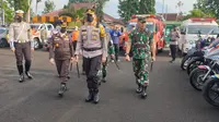 Kapolres Garut AKBP Wirdhanto Hadicaksono melakukan pengecekan pasukan Operasi Patuh Lodaya 2022 di Halaman Mapolres Garut, Jawa Barat. (Liputan6.com/Jayadi Supriadin)