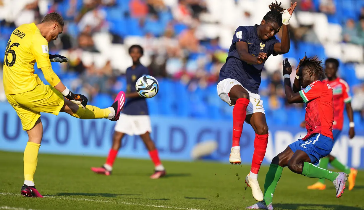 Kiper Prancis U-20, Yann Lienard berusaha membuang bola pada laga lanjutan Grup F Piala Dunia U-20 2023 melawan Gambia U-20 di Stadion Malvinas, Argentina, Jumat (26/05/2023) WIB. Laga berakhir dengan skor 2-1 untuk kemenangan Gambia. (AP Photo/Natacha Pisarenko)