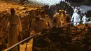 Jemaat Samaria berjalan saat fajar menuju puncak Gunung Gerizim selama perayaan Shavuot menurut tradisi Samaria di dekat kota Nablus di Tepi Barat utara (5/6/2022). Perayaan ini menandai pemberian Taurat kepada orang Israel di Gunung Sinai selama tujuh minggu setelah eksodus alkitabiah mereka dari Mesir.(AFP/Jaafar Ashtiyeh)