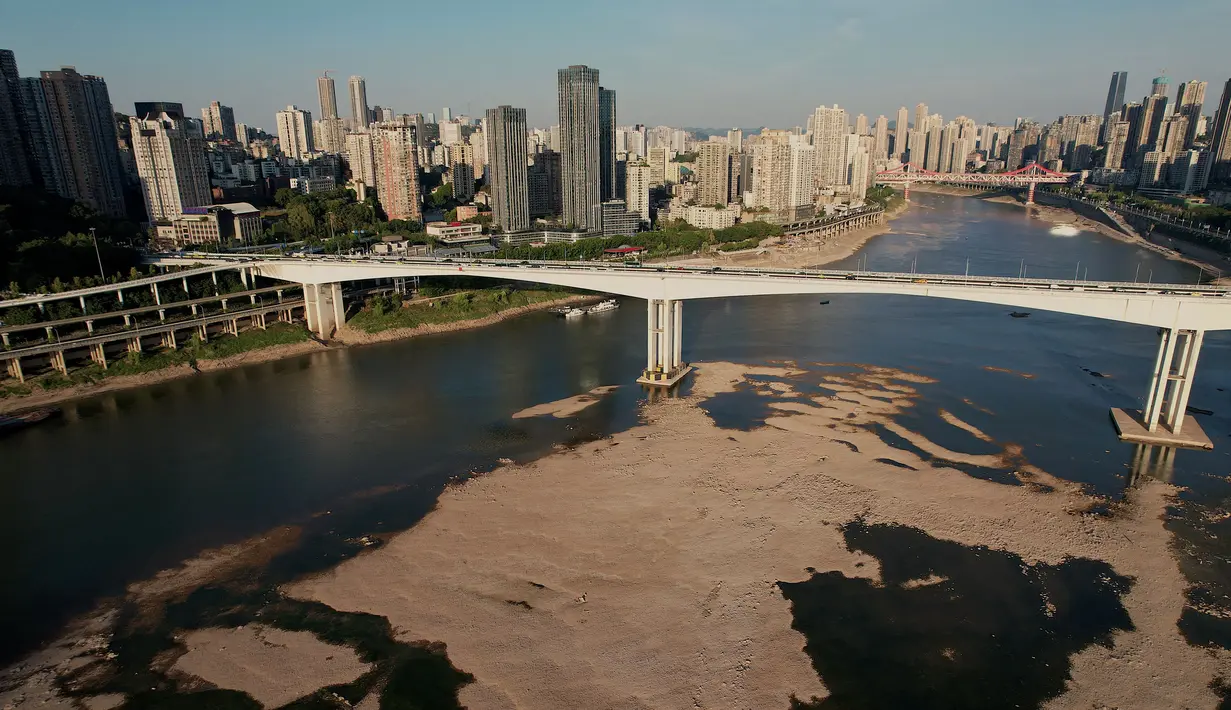 Foto udara memperlihatkan kondisi Sungai Jialing, anak Sungai Yangtze, di Kota Chongqing, China, Rabu (24/8/2022). Peringatan kekeringan nasional telah dikeluarkan karena gelombang panas berkepanjangan dan parah di barat daya China yang berpenduduk padat diperkirakan akan berlanjut hingga September. (Noel Celis/AFP)