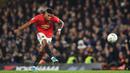Tendangan bebas Marcus Rashford saat melawan Chelsea berhasil membuahkan gol dan membawa MU ke babak perempat final Carabao Cup 2019. (AFP/Glyn Kirk)