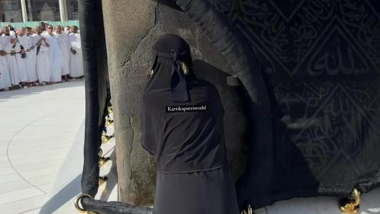 Dilarang Suami, Kartika Putri Akhirnya Mencium Hajar Aswad dengan Cara Tak Terduga
