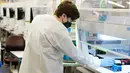 Ilmuwan laboratorium medis mengawasi tes PCR COVID-19 di Sonora Quest Laboratory, Phoenix, Selasa (11/1/2022). Sebagai lab pengujian diagnostik terbesar di Arizona, Sonora Quest menjalani hampir 30.000 tes PCR COVID-19 pada 4 Januari, terbanyak sejak pandemi dimulai. (AP Photo/Ross D. Franklin)