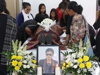 Sejumlah kerabat berdoa disamping jenazah penyanyi senior Eddy Silitonga di rumah duka RS Fatmawati, Jakarta, Kamis (25/8). Belum lama ini, Eddy Silitonga memang tengah menjalani perawatan di RS karena penyakit jantung. (Liputan6.com/Immanuel Antonius)