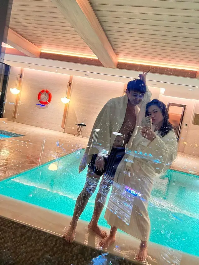 Anniversary Pertama, Ini 6 Momen Dinner Romantis Felicya Angelista dan Caesar Hito
