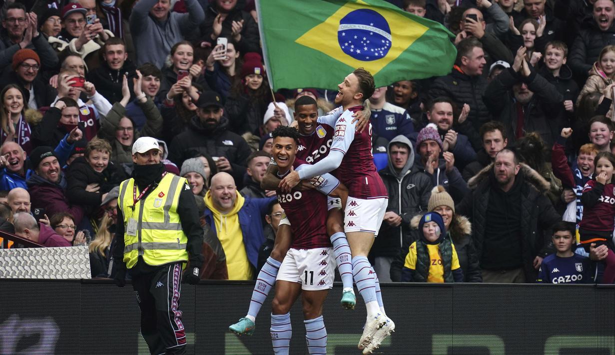 Hasil apik Chelsea juga dirasakan oleh Aston Villa. Menjamu Southampton di Villa Park. Bedanya, The Villans mampu unggul dua gol di babak pertama yang masing-masing diciptakan oleh O. Watkins (9') dan D. Luiz (44'). PA via AP/David Davies)